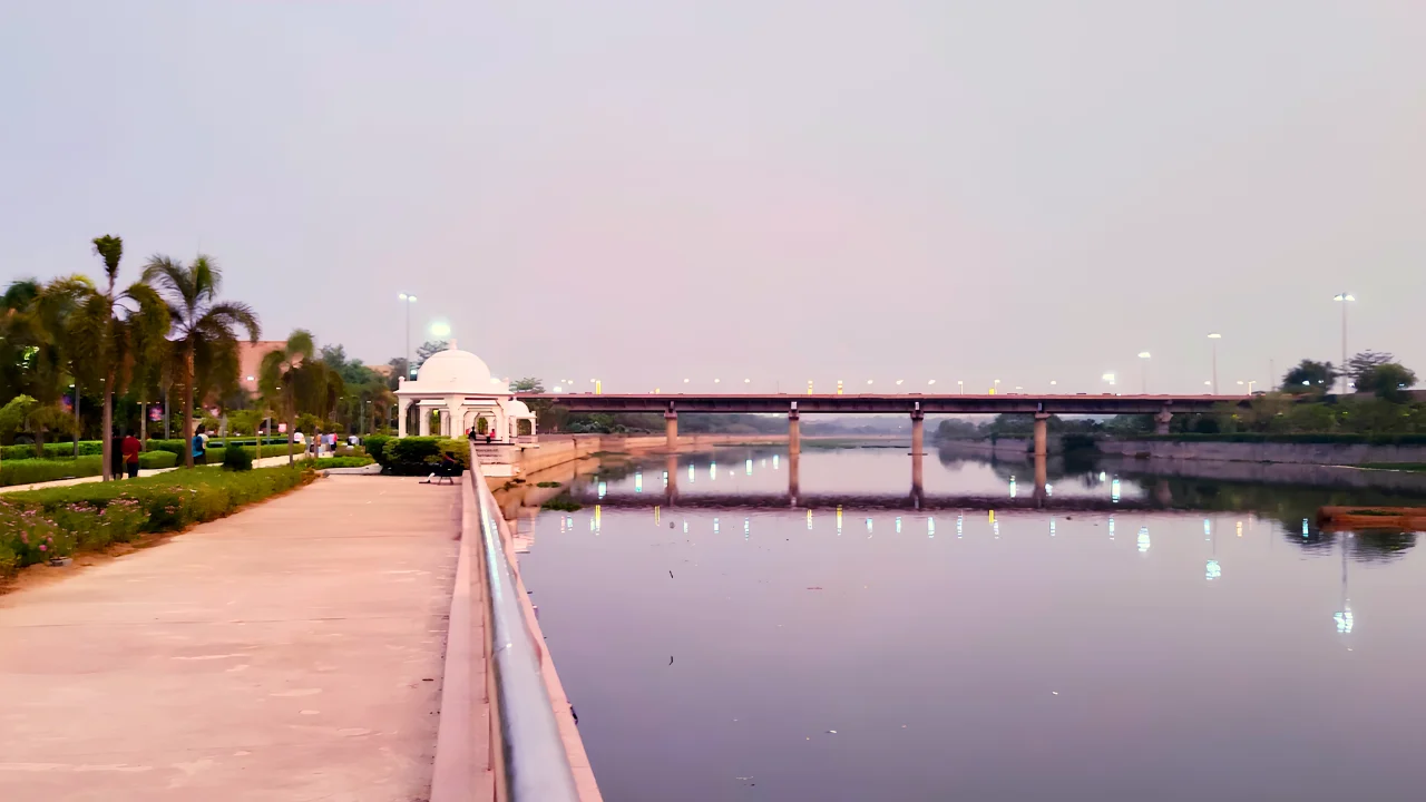 gomti riverfront park, river view at evening